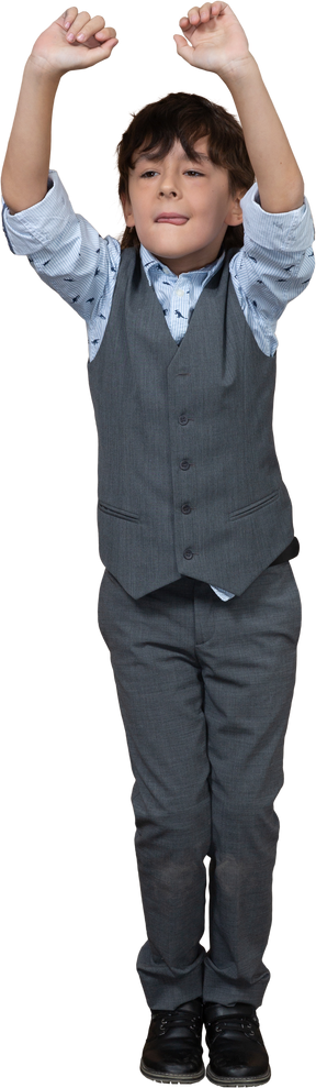 Vista frontale di un ragazzo in abito grigio che balla