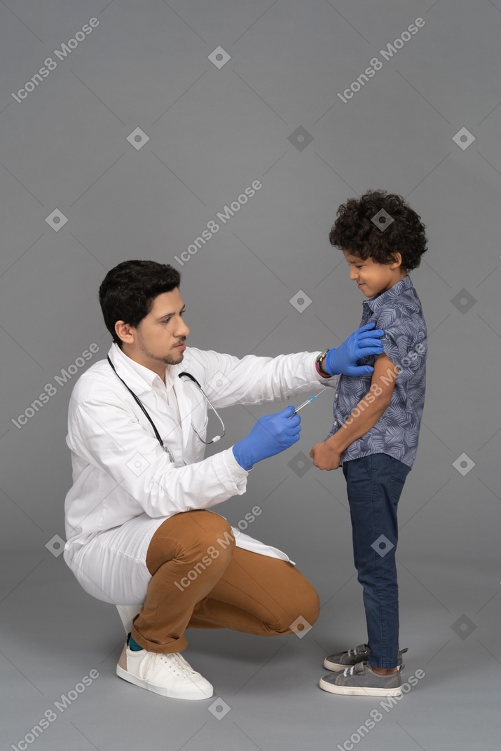 男の子に注射をする医者
