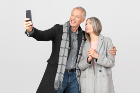 Homem e mulher tirando selfie