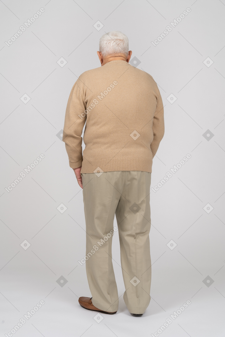 カジュアルな服装で老人の背面図