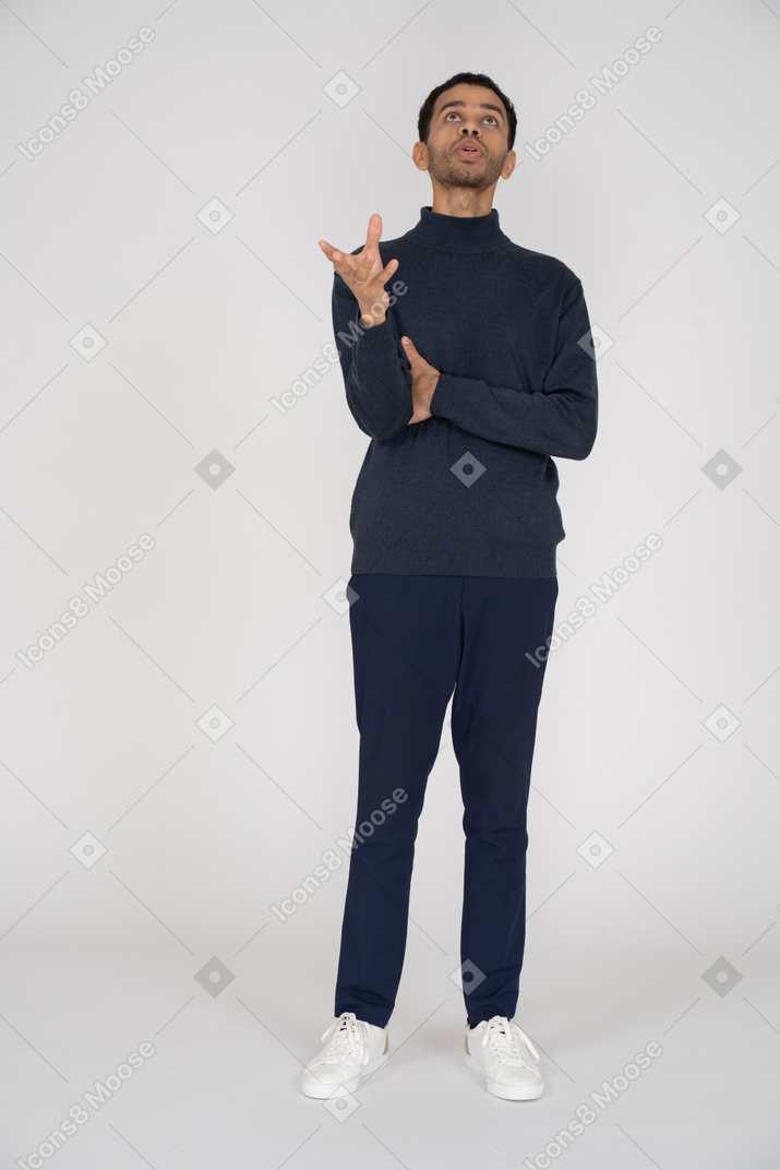 Homme en vêtements noirs debout