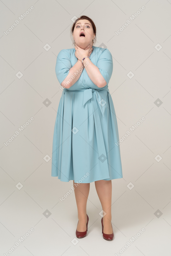 Вид спереди женщины в синем платье, душащейся