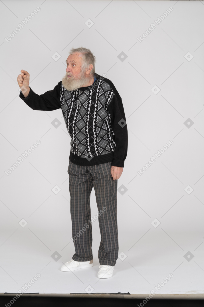 Anciano mostrando un pequeño gesto