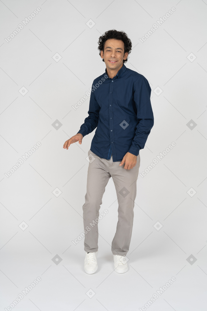 Vista frontal de um homem feliz em roupas casuais
