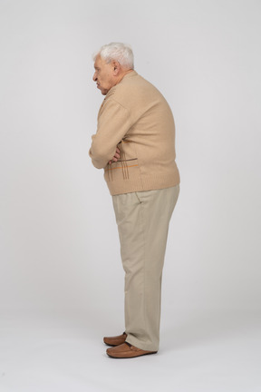 Seitenansicht eines alten mannes, der an magenschmerzen leidet