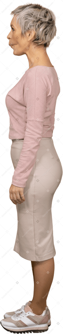 Vue latérale d'une femme en vêtements décontractés faisant des grimaces