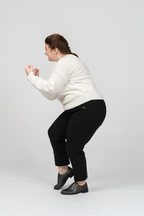 Vista lateral, de, un, feliz, regordeta, mujer, en, ropa casual