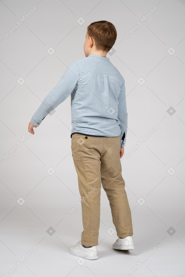 Vista trasera de un niño con ropa informal