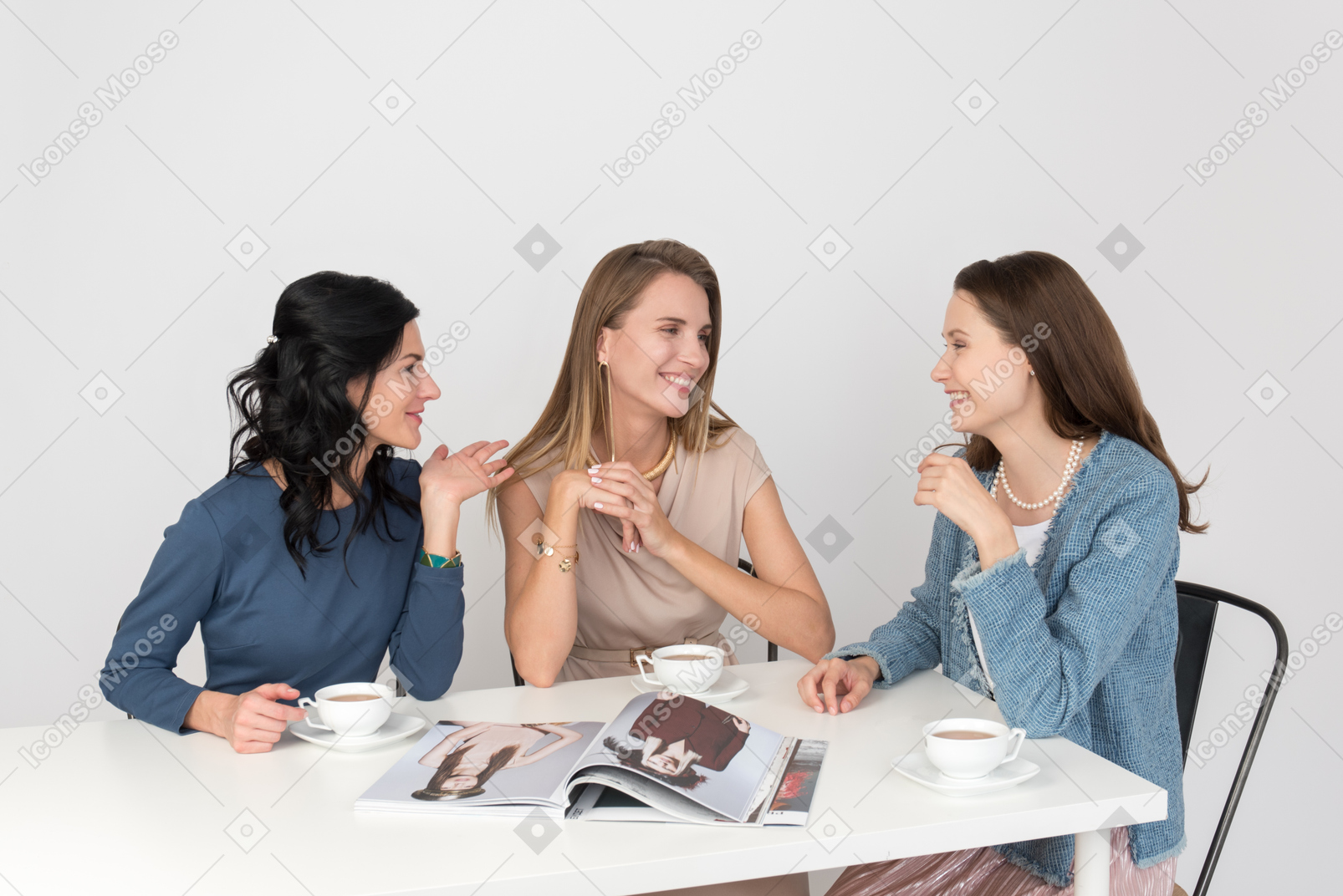 Bere caffè, leggere riviste e semplicemente chiacchierare con le mie ragazze