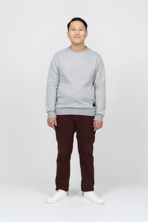 Hombre en ropa casual de pie