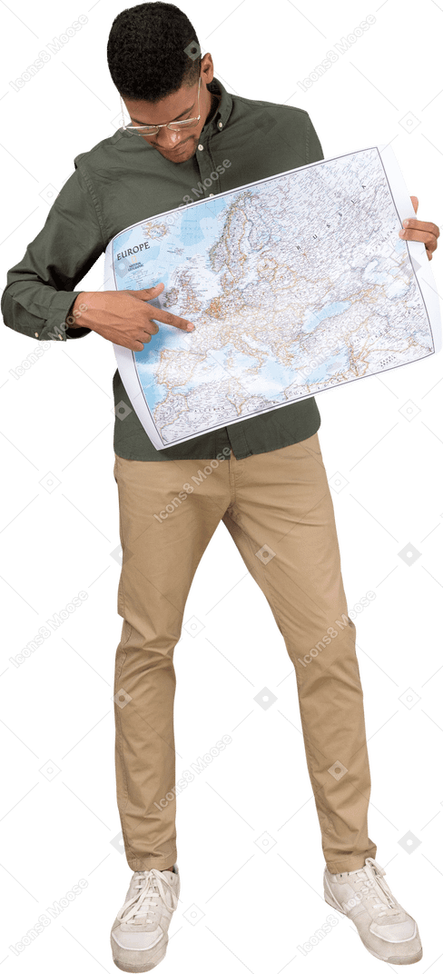 一个男人看着并指着地图的正面图