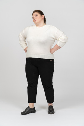 ハンスを腰に当てて立っているカジュアルな服装のプラスサイズの女性