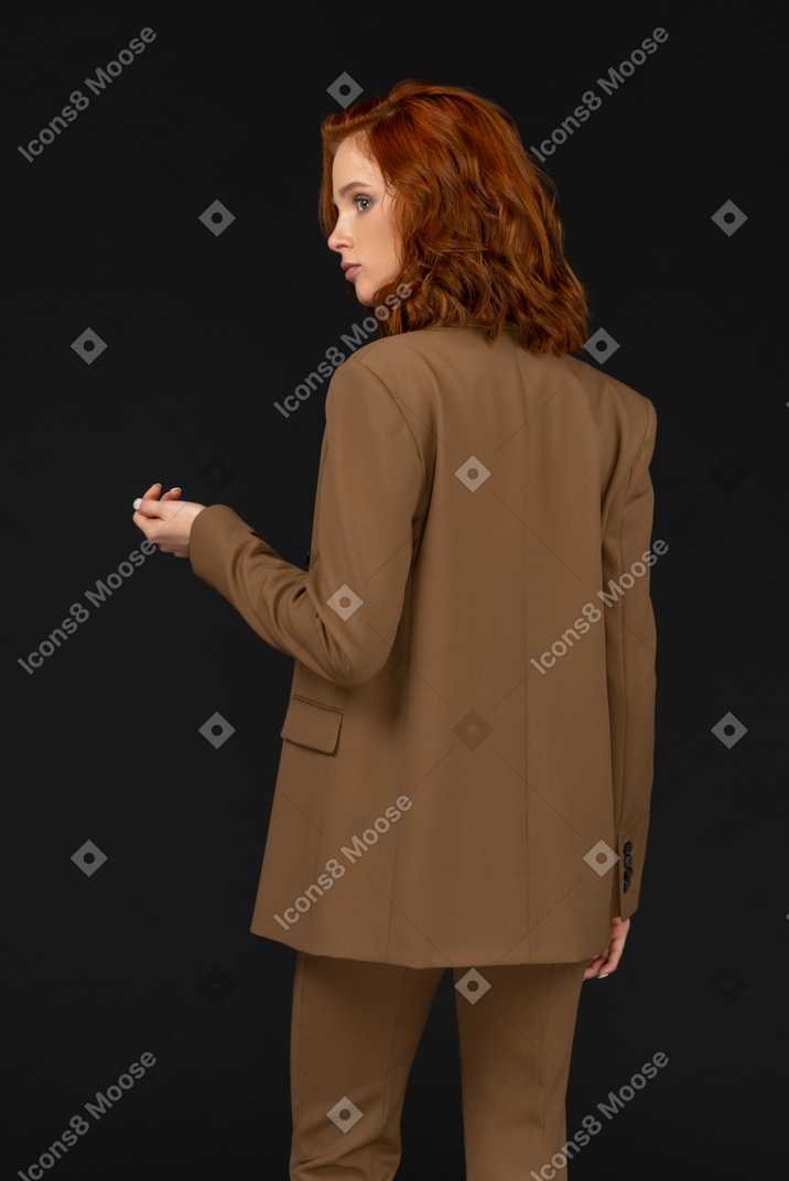 Vista posteriore di una giovane donna in un vestito