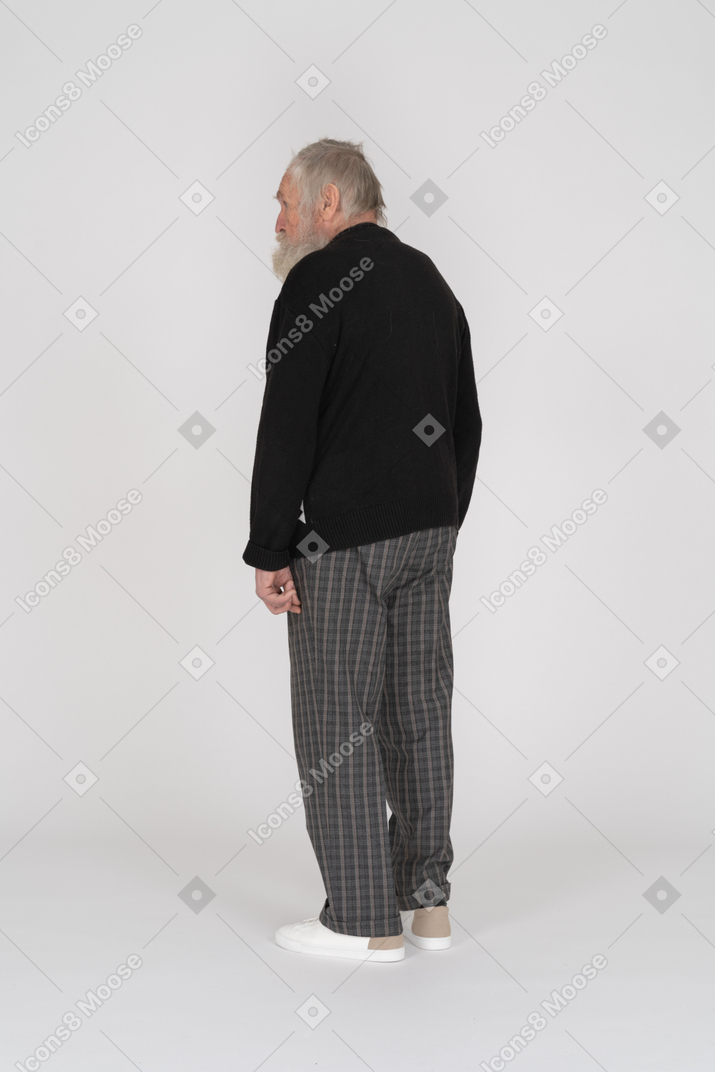 Вид сзади на старика в черном свитере в три четверти