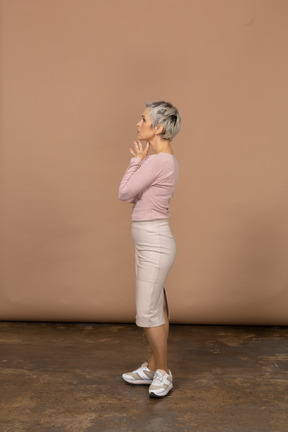 Vista lateral de uma mulher pensativa em roupas casuais