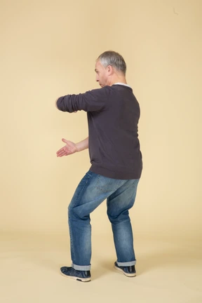 Hombre en ropa casual posando