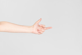 中指を示す女性の手の側面図