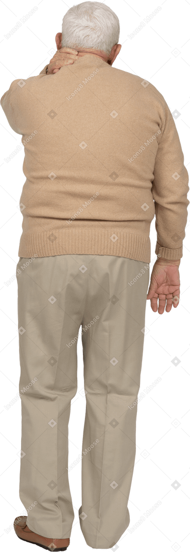Вид сзади на старика в повседневной одежде, страдающего от боли в шее