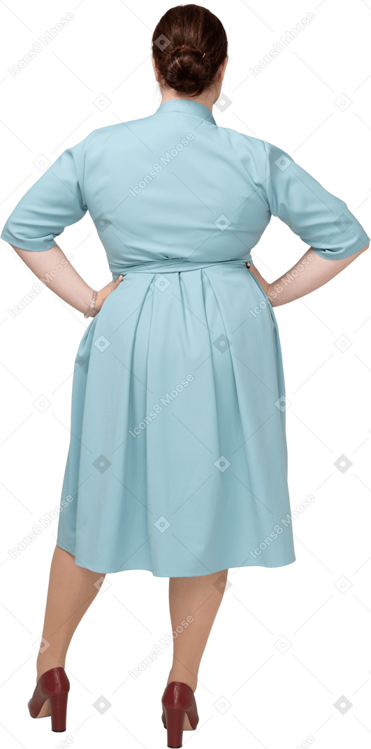 Vue postérieure, de, a, femme, dans, robe bleue, poser, à, mains hanches