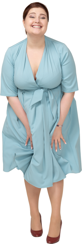 一个穿着蓝色裙子的快乐女人的前视图