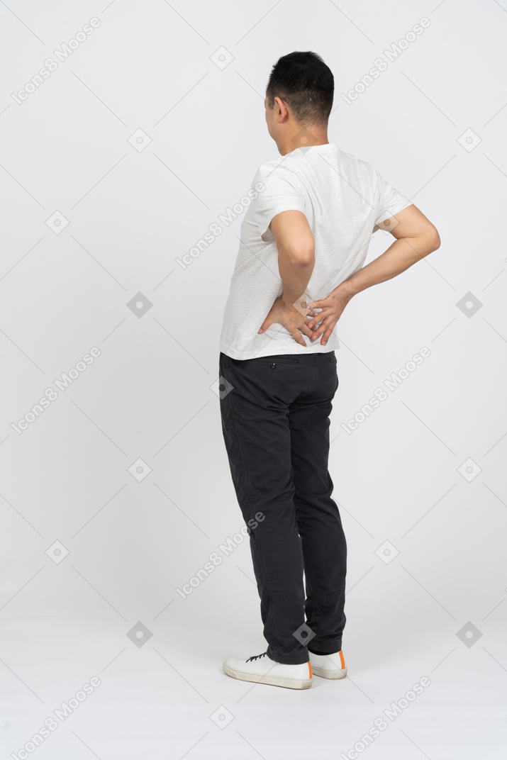 Vista di tre quarti di un uomo che soffre di mal di schiena