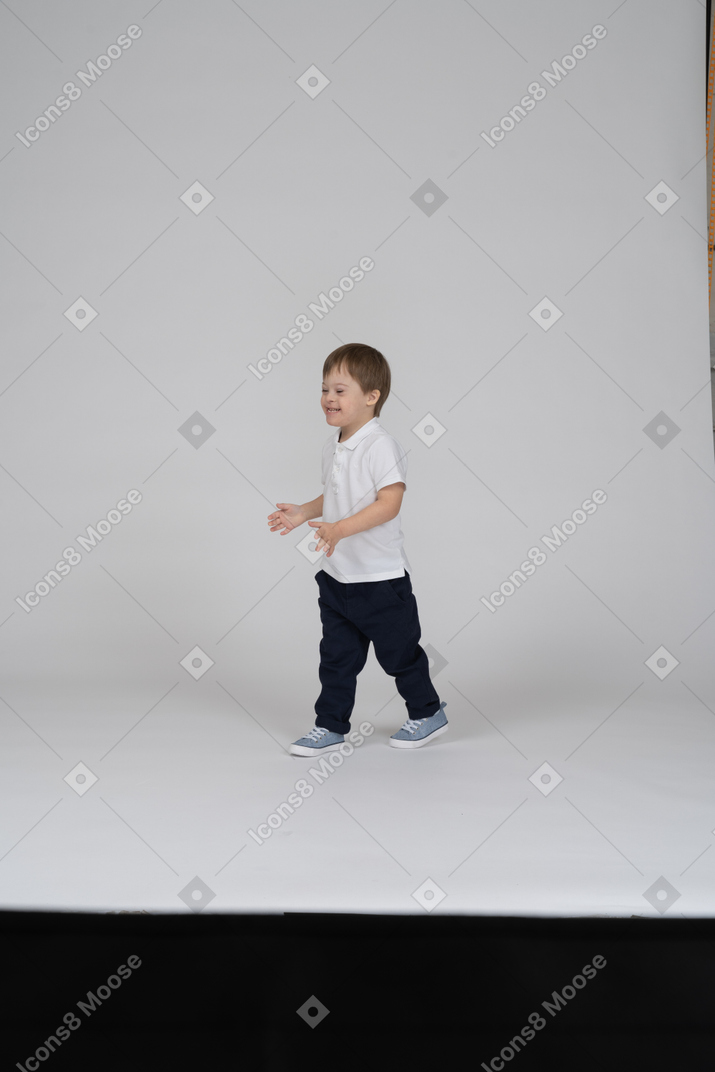 Смеющийся маленький мальчик в повседневной одежде