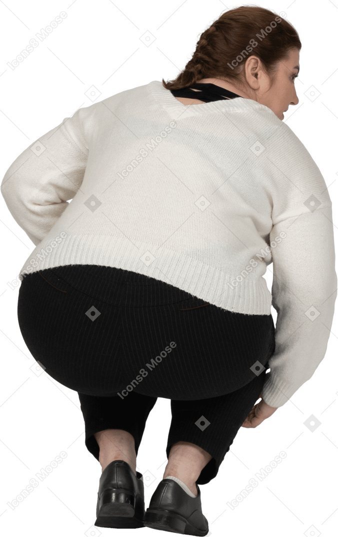 Vista posteriore di una donna grassoccia in abiti casual accovacciata