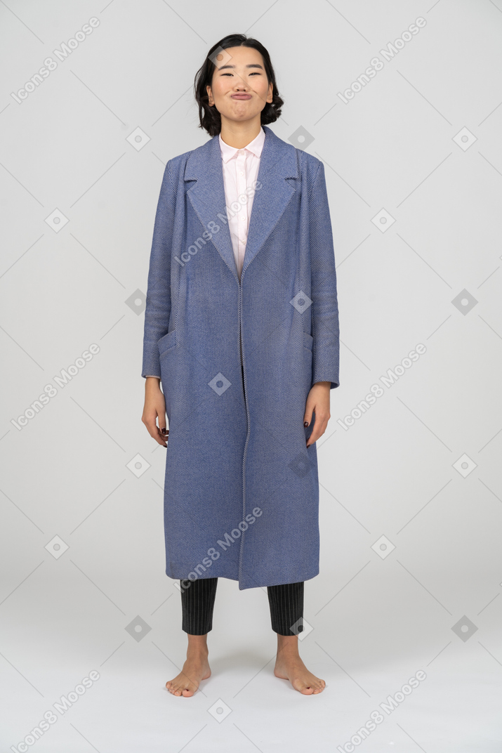 Femme en manteau bleu faisant face de canard