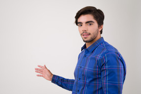 Hombre guapo joven en una camisa azul