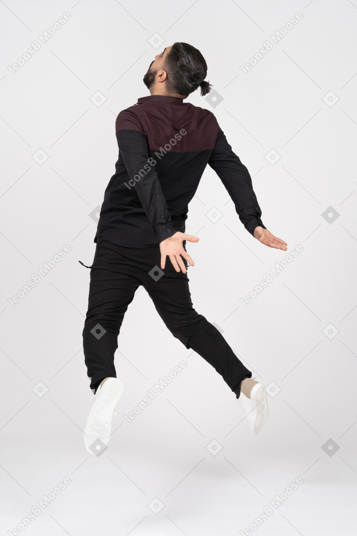 Un hombre saltando