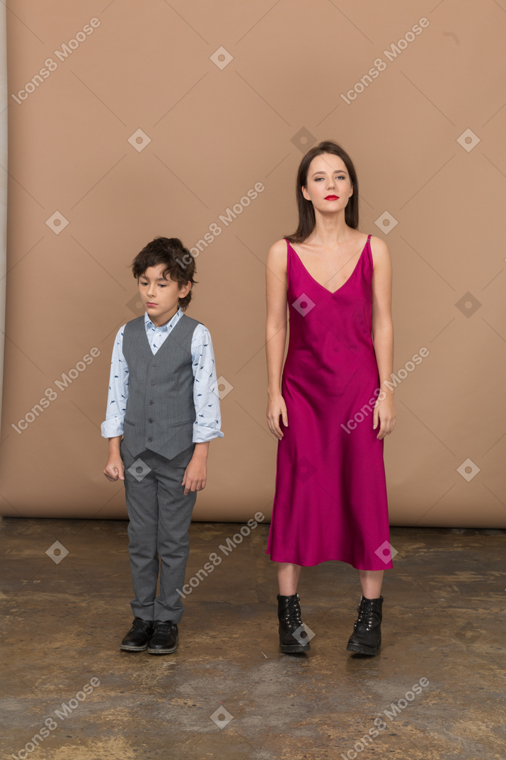 一个穿西装背心的男孩和年轻女人的前视图