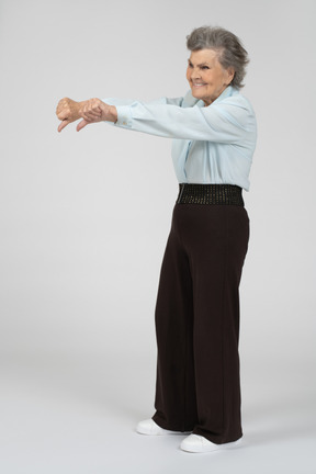 Anciana dando pulgares hacia abajo