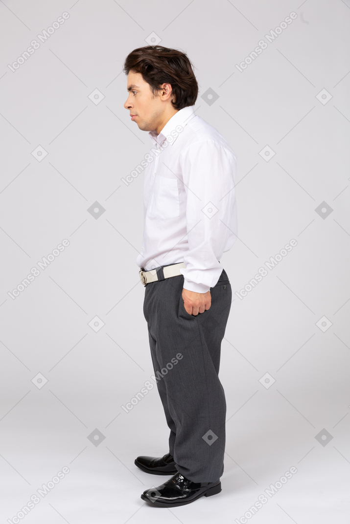 Vista lateral de un oficinista masculino mirando a un lado