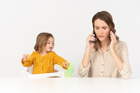 Maman est occupée et moi aussi