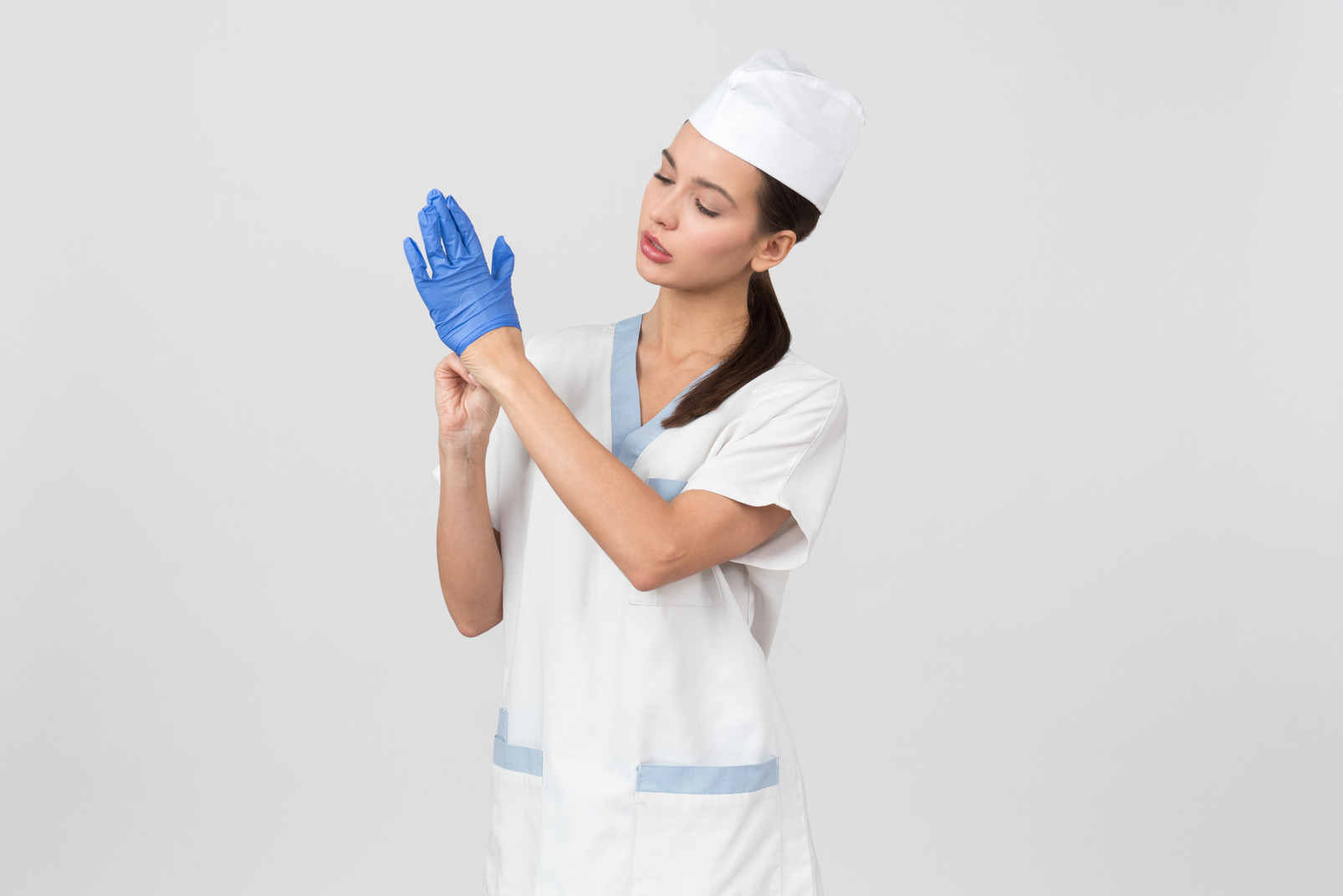 I know how to safely remove disposable gloves
