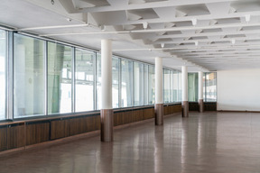 Moderne geräumige halle mit dunklem holzboden