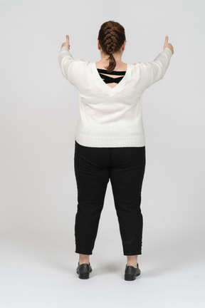 Mujer regordeta en ropa casual mostrando los pulgares para arriba