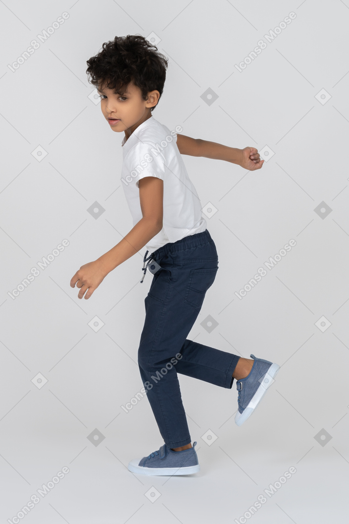 Um garoto correndo por aí