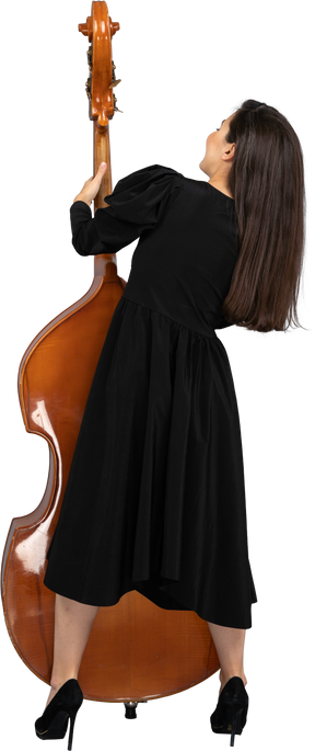 그녀의 더블베이스를 들고 검은 드레스에 젊은 여성 음악가의 다시보기