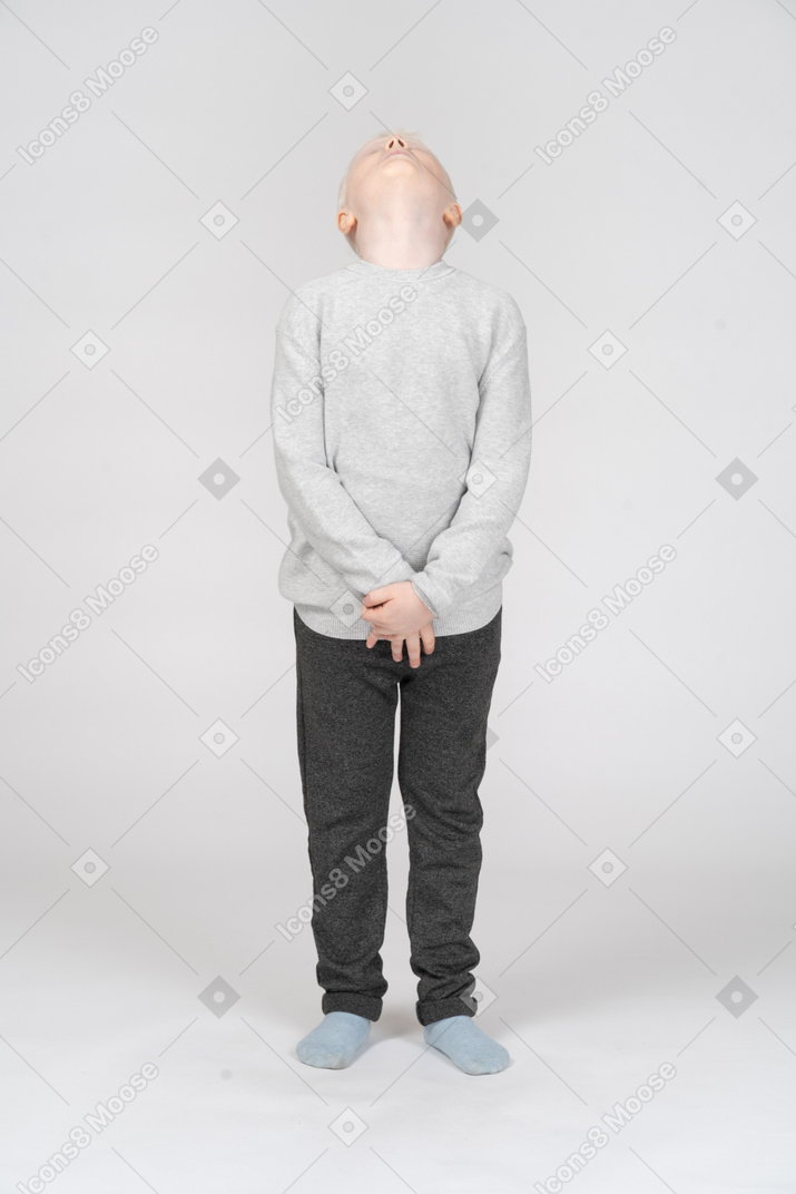 カジュアルな服装で疲れた子供の男の子の正面図