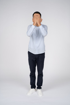 Homme en tenue décontractée debout