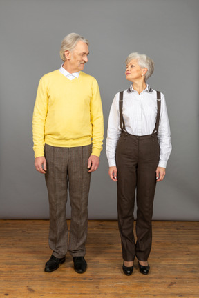 Feliz pareja de mediana edad tomados de la mano