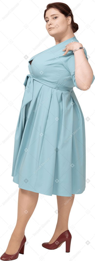 Vista lateral, de, un, mujer, en, vestido azul, posar, con, manos hombros