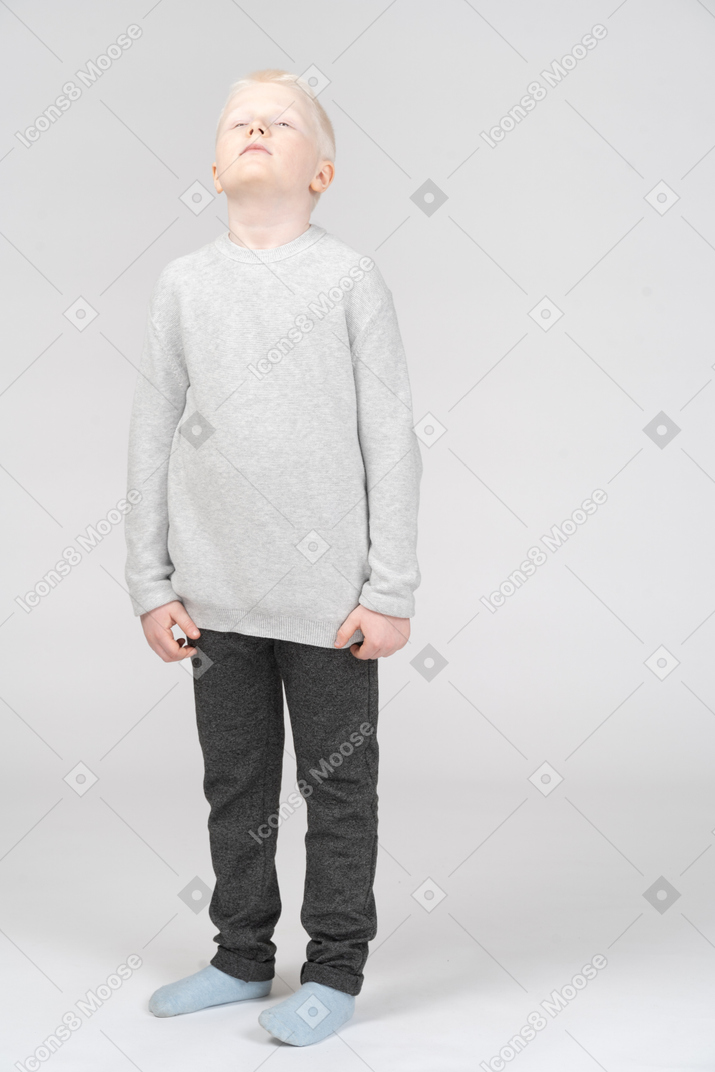 一个疲倦的孩子男孩穿着休闲服的前视图