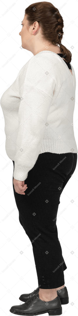 Femme dodue en pull blanc posant