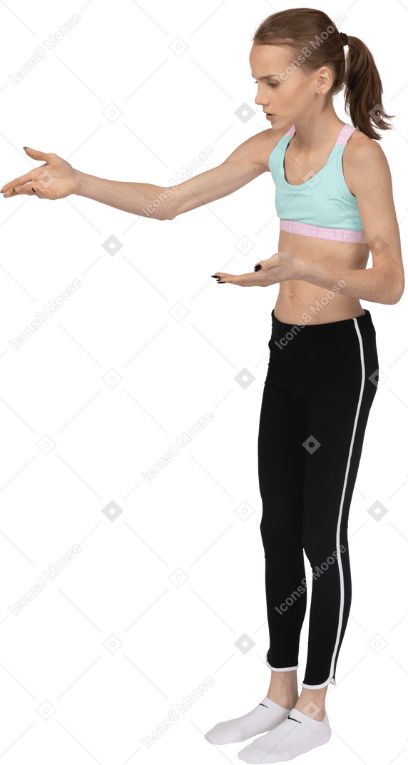 Вид в три четверти девушки-подростка в спортивной одежде, поднимающей руку во время спора