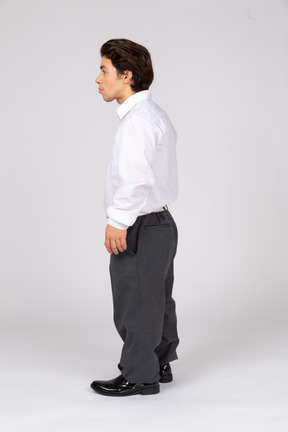 Vista lateral de un oficinista en ropa formal mirando hacia otro lado