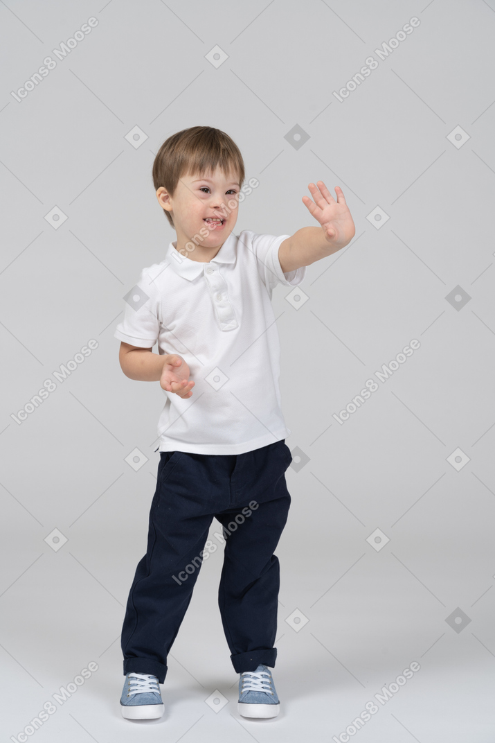 Vista frontal do menino mostrando um gesto de parada