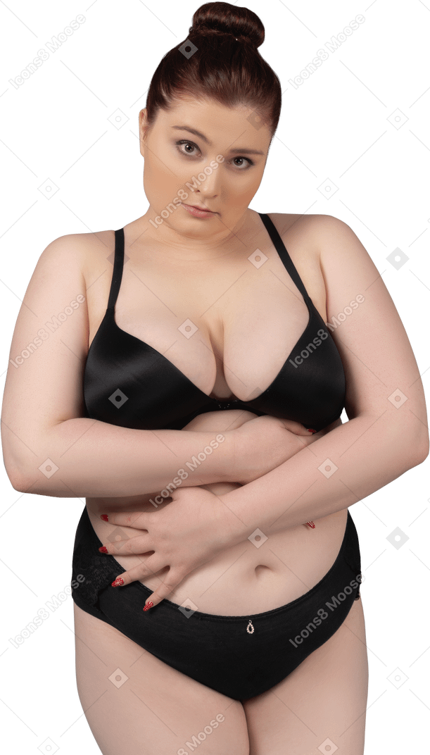 Close-up de uma mulher gorda caucasiana em sutiã preto