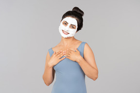 Frau stehend mit weißer maske auf